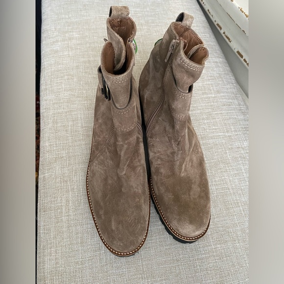 Paul Green Mara Suede Ankle Boot. NWT. Size
(NWT
5.5 US - Picture 8 of 10